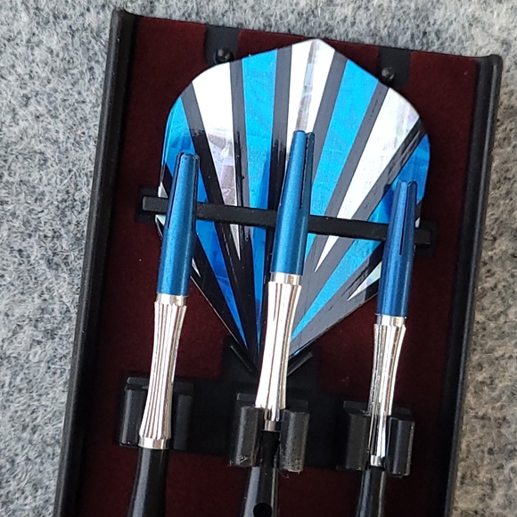 Halex Metal Tops Darts Set - Picture 7 of 7
